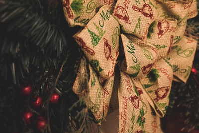 圣诞树上的棕色丝带装饰物